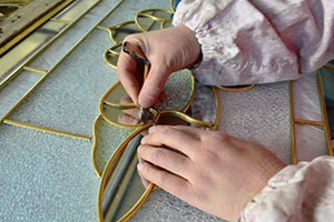 ステンドグラスの制作風景